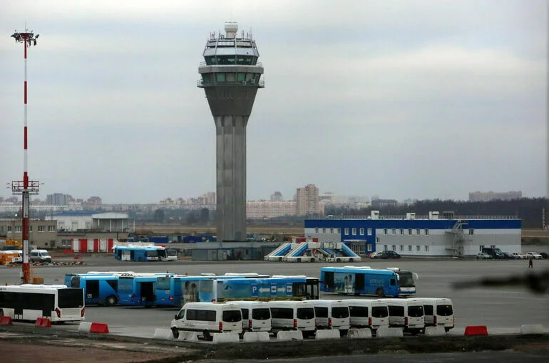В Петербурге три самолета ушли на запасные аэродромы из-за метели