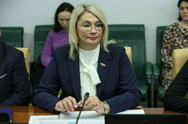 Сенатор Косихина выступила за создание профессии няни 