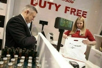 Пассажиров внутренних авиарейсов пока оставили без дешевого алкоголя