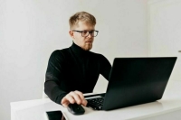 К концу 2023 года численность занятых в IT-секторе России достигла рекорда