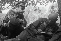 За что пили и о чем пели за столом военные корреспонденты Великой Отечественной