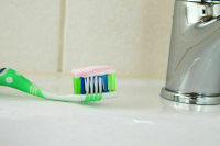 Кабмин обложил пошлиной в 35% зубные пасты из Японии и лаки для волос из Польши