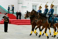 Ельцин надевал нагрудный знак, а Путин принимал смотр кавалеристов