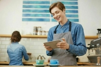 Официант, курьер, дизайнер: кем можно подработать летом студентам и подросткам