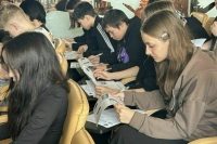 Ямальцы написали письма участникам СВО в рамках Диктанта Победы