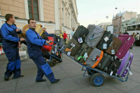 Миллионы гастарбайтеров и тысячи студентов: кто и зачем едет в Россию