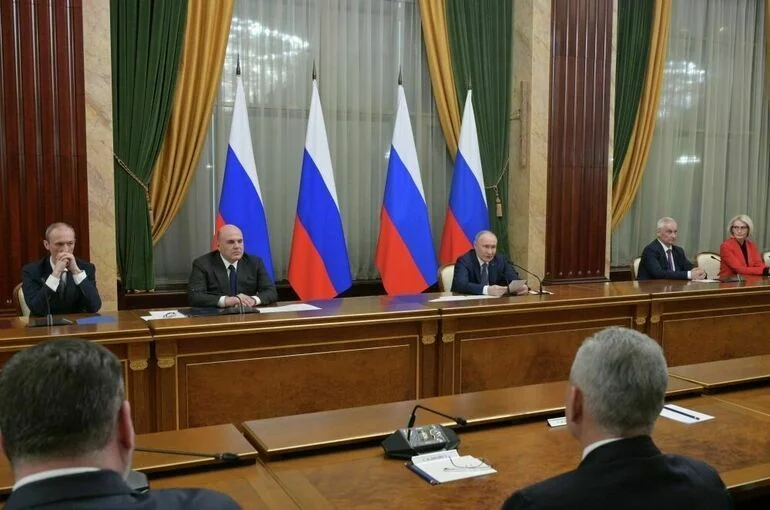 Путин поблагодарил кабмин за работу