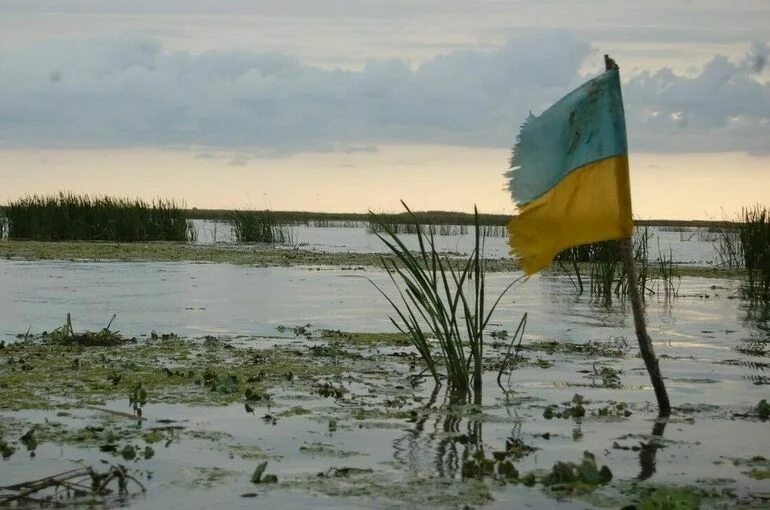 Зеленский продлил военное положение и мобилизацию на Украине