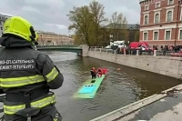 В центре Петербурга автобус с людьми упал в реку и ушел под воду