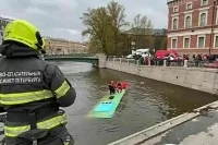 В центре Петербурга автобус с людьми упал в реку и ушел под воду