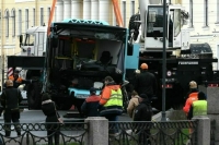 В Петербурге подняли упавший в Мойку автобус