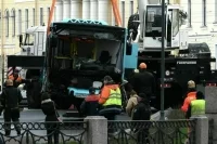 В Петербурге подняли упавший в Мойку автобус