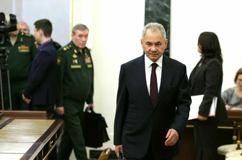 Путин поблагодарил Шойгу за работу на посту главы Минобороны