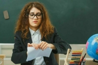 Учителей защитят штрафами от травли школьников и родителей