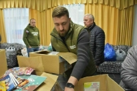Депутаты Белгородской облдумы передали гуманитарную помощь пострадавшим от обстрелов землякам