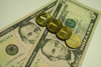 Курс доллара упал ниже 90 рублей впервые с 1 февраля