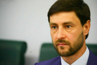 Сенатор Синицын предложил включать охлаждающие фразы в рекламу банкротства