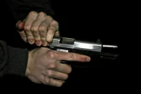 Мужчина открыл стрельбу по силовикам из своей квартиры в Петербурге