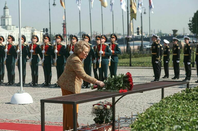 Матвиенко возложила цветы к «Медному всаднику» в честь 321-летия Петербурга