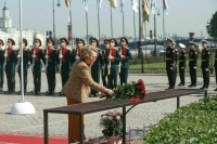 Матвиенко возложила цветы к «Медному всаднику» в честь 321-летия Петербурга