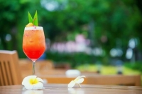 На летних верандах кафе с 1 июня разрешат продавать алкоголь