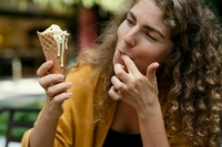 Свежие сэндвичи и мороженое: диетолог рассказал, чем питаться в жару