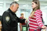 Наблюдатели проверят, чтобы школьниц больше не раздевали перед ЕГЭ