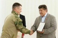 Юрий Клепиков вручил награды участникам белгородской теробороны