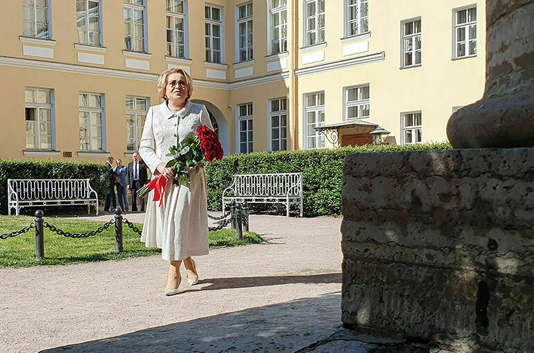 Матвиенко возложила цветы к памятнику Пушкину в Петербурге