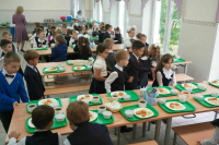 Бесплатно хотят накормить больше школьников