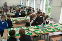 Бесплатно хотят накормить больше школьников