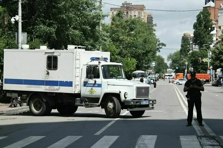 Террористы в Ростове взяли в заложники надзирателя и оперативника