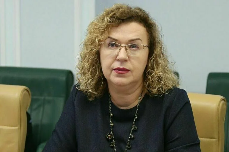 Сенатор Епифанова допустила снижение цен на социально значимые продукты с июля