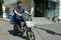 Законодатели хотят притормозить велокурьеров