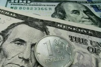 Официальный курс доллара снизился на 4,4 рубля