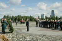 Володин и депутаты возложили венок к Вечному огню в Парке Победы