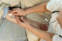 Более 200 человек остаются в больницах после отравления салатами