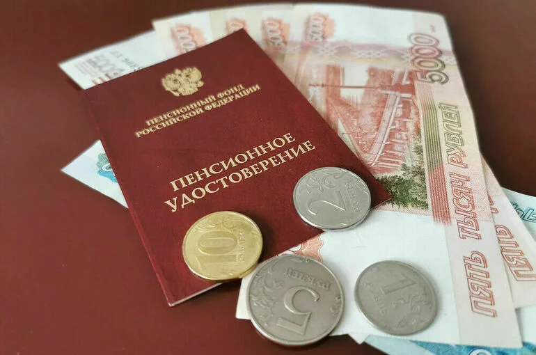 Пенсии работающим пенсионерам вновь начнут индексировать с 2025 года