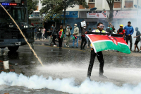 Протестующие против повышения налогов ворвались в парламент Кении