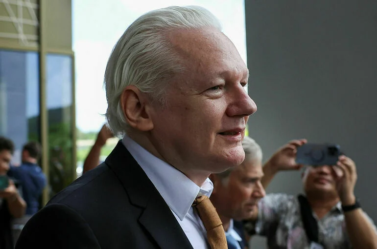 Джулиан Ассанж официально вышел на свободу