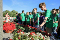 Участники «Поезда Памяти» возложили цветы к мемориалу на Пискаревском кладбище