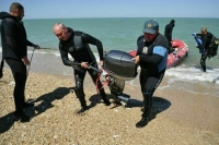 Водолазы нашли три суббоеприпаса на пляже в Севастополе