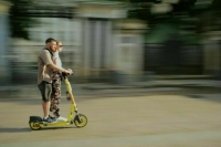 Электросамокатчикам ограничат скорость и введут новые штрафы