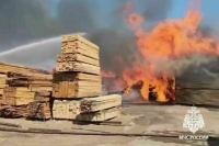 В Иркутской области крупный пожар произошел на складе пиломатериала