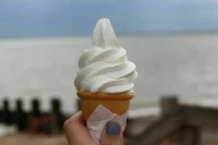 Депутат Слуцкий попросил ФАС разобраться с подорожанием мороженого
