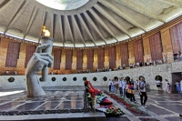 Участники «Поезда Памяти» возложили цветы к Вечному огню на Мамаевом кургане