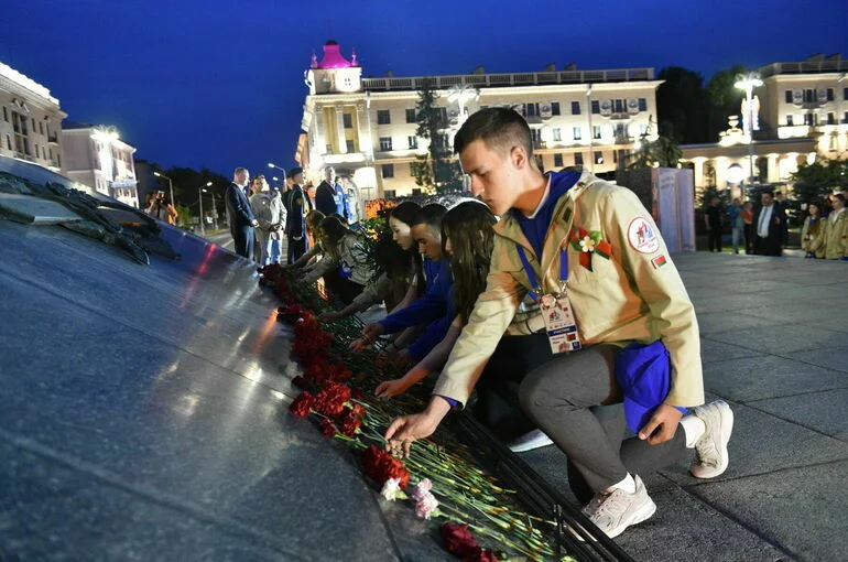 Участники «Поезда Памяти» возложили цветы к обелиску Победы в Минске