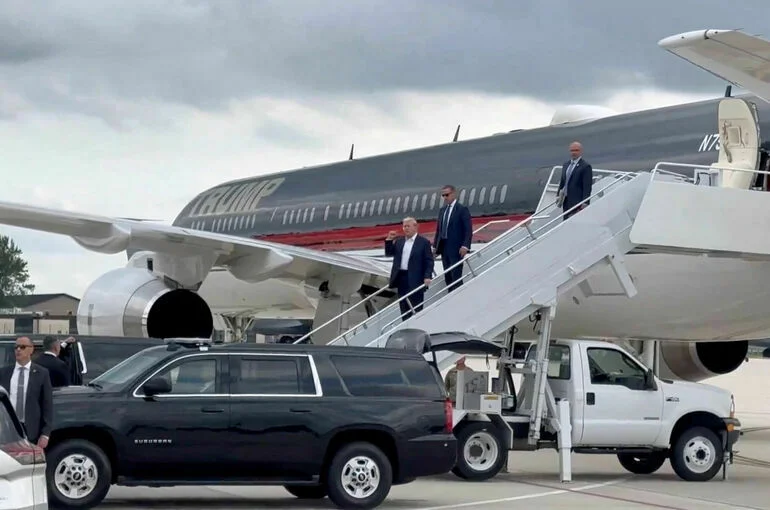 Трамп впервые появился на публике после покушения