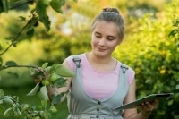 Кафе, ферма, фестивали: где подростку подработать в августе