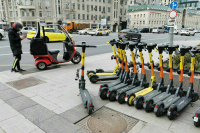 Парень на электросамокате сбил пенсионерку и ребенка в Москве